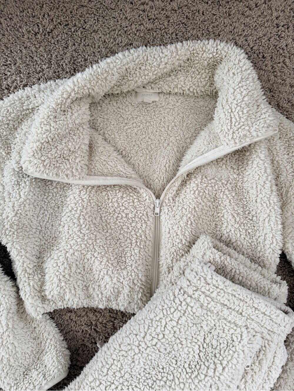 SKIMS Teddy Cream Fleece Zip Crop Sweater & Jogger Set - Picture 4 of 8